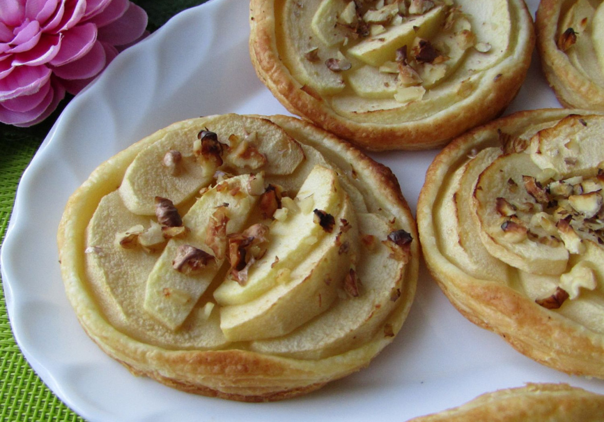 Ciastka francuskie z jabłkiem i orzechami foto