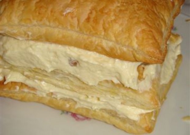 Fotografia przedstawiająca ciastka francuskie z kremem