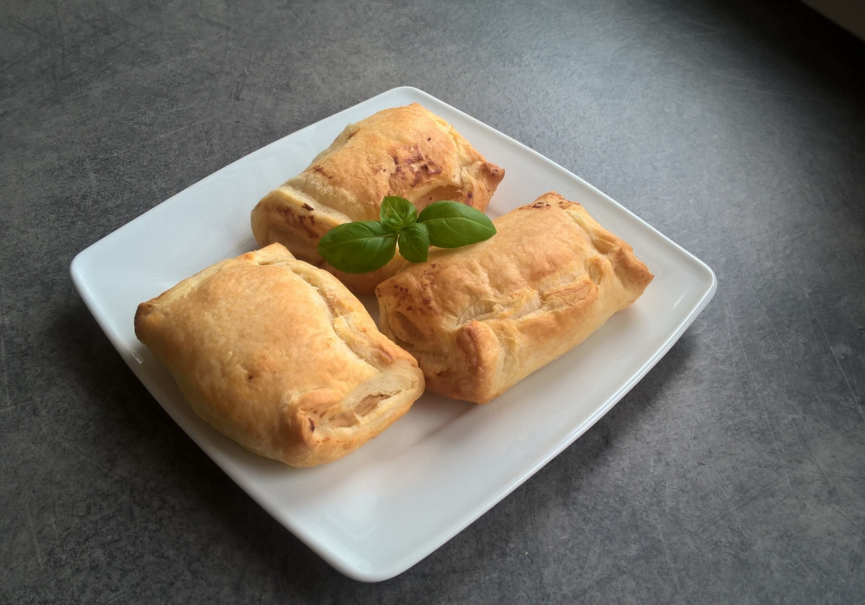 Ciastka francuskie z ricottą i rodzynkami foto