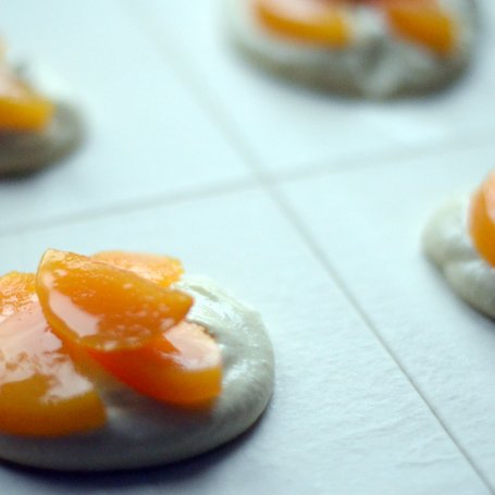 Krok 2 - Ciastka francuskie z serem i brzoskwiniami foto