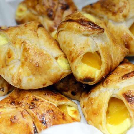 Krok 4 - Ciastka francuskie z serem i brzoskwiniami foto