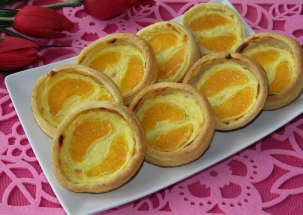 Fotografia przedstawiająca Ciastka francuskie z serem i mandarynkami