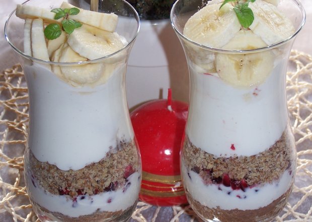 Fotografia przedstawiająca Ciastka, jogurt grecki i owoce, czyli deser w sam raz :)