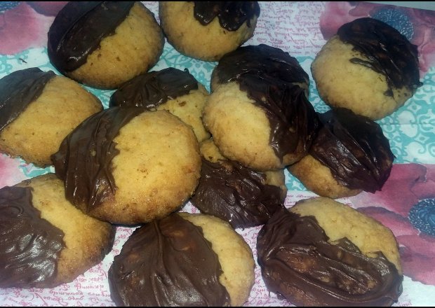 Fotografia przedstawiająca Ciastka kokosanki z polewą czekoladową