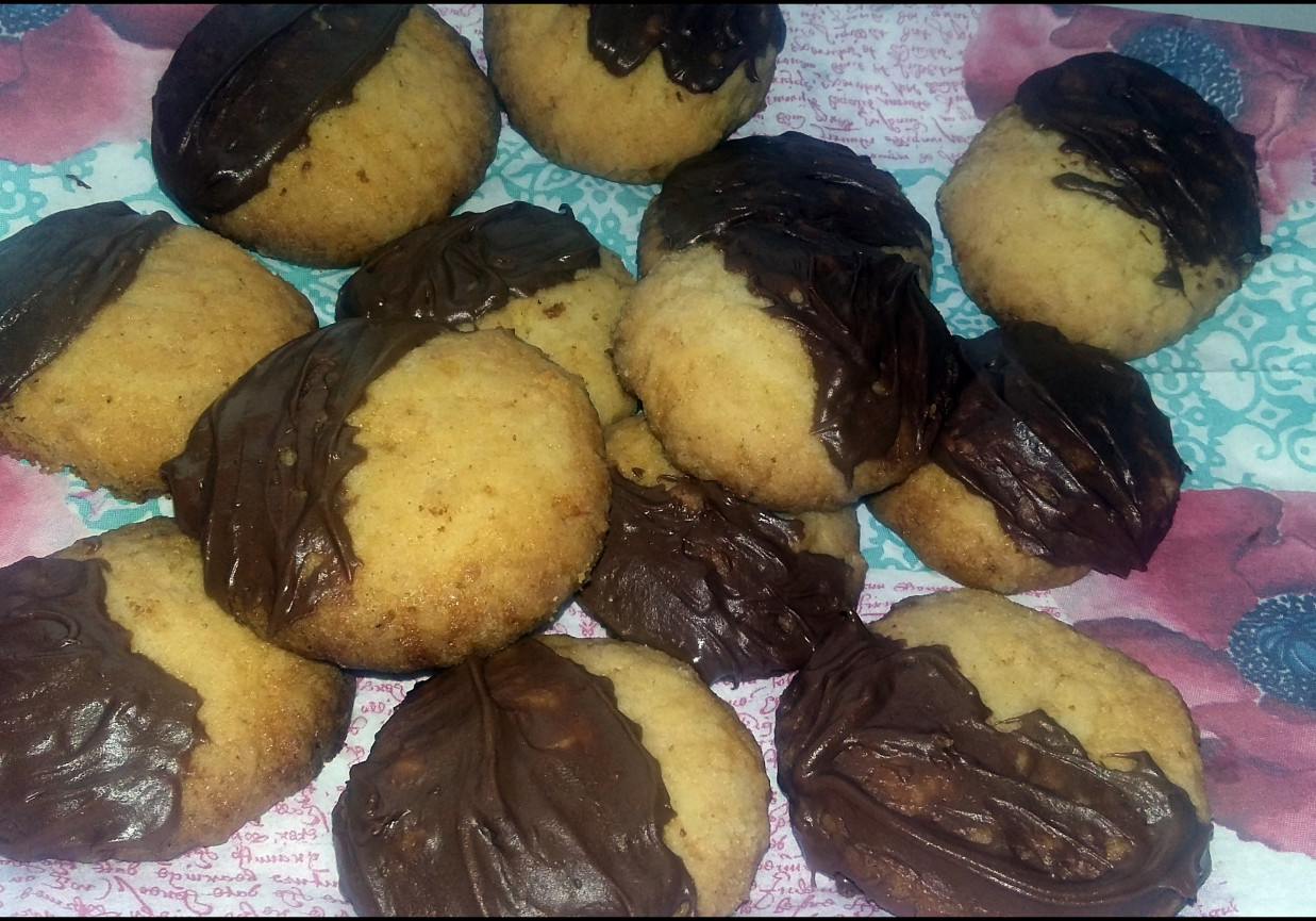 Ciastka kokosanki z polewą czekoladową  foto