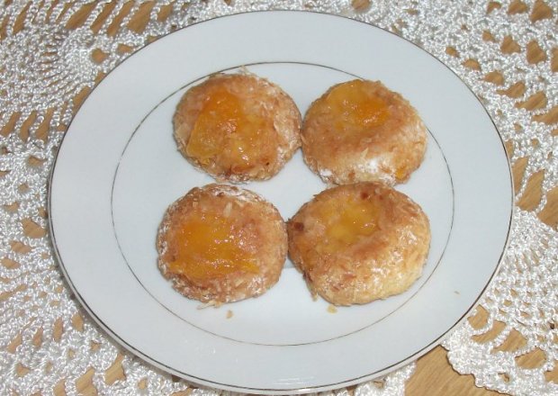 Fotografia przedstawiająca Ciastka kokosowe z brzoskwinią