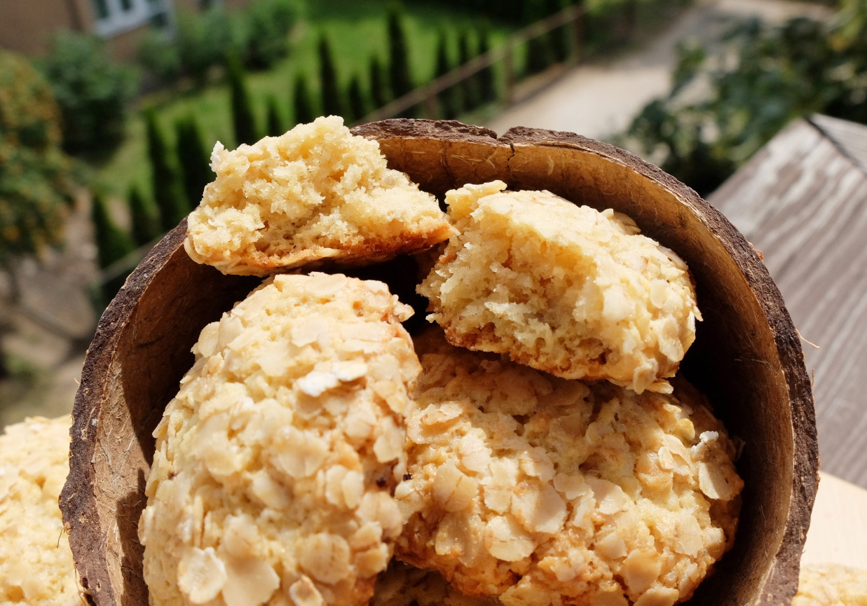 Ciastka owsiano-kokosowe z masłem orzechowym  foto