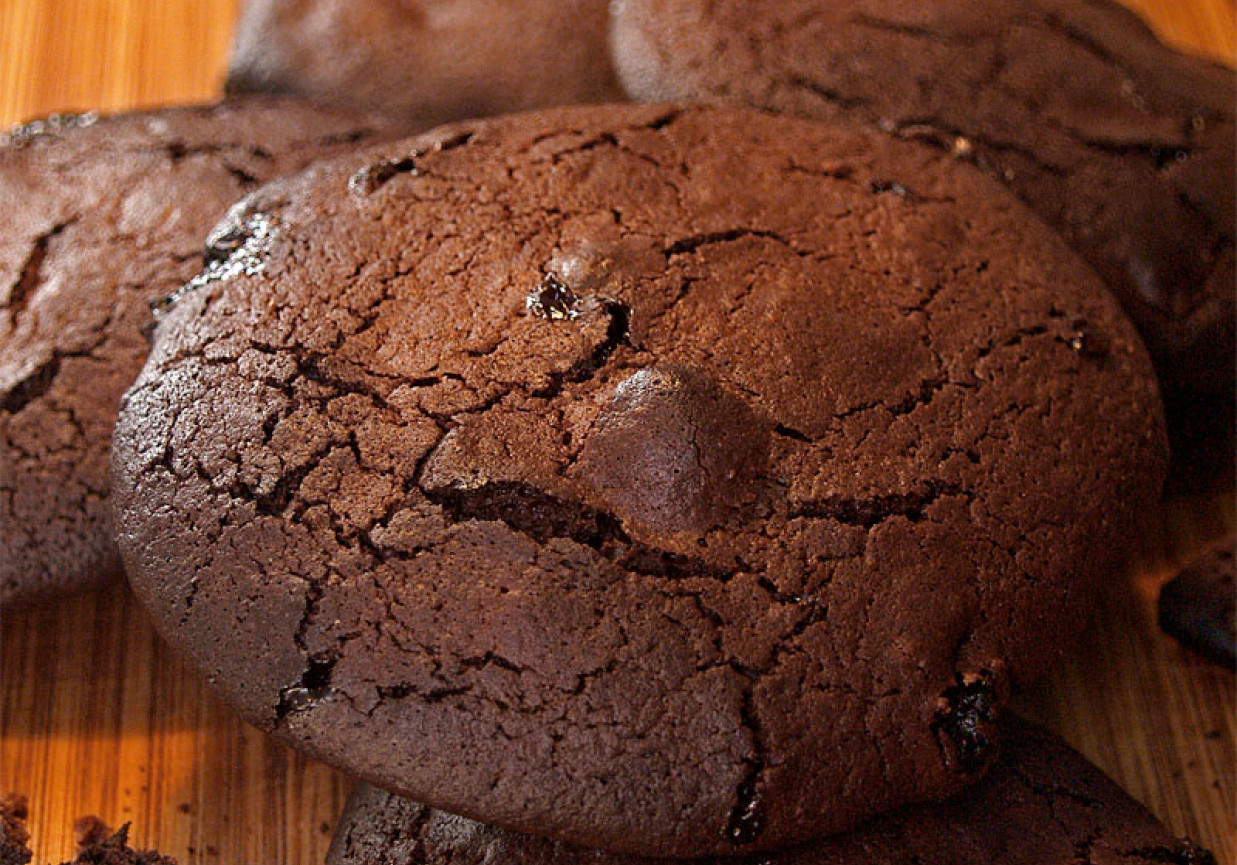 Ciastka podwójnie czekoladowe z bakaliami foto