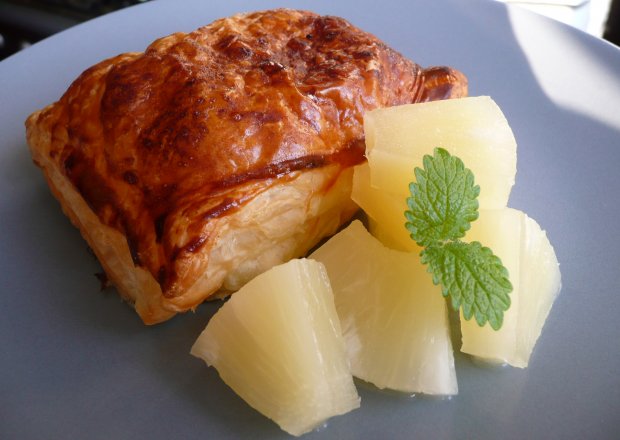 Fotografia przedstawiająca Ciastke ze słodkim serem i ananasem