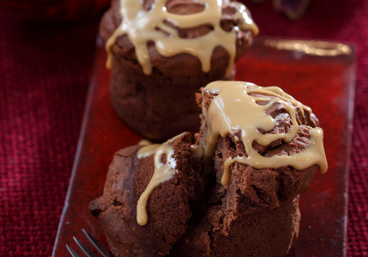 Ciastko daktylowe z sosem toffi, kremówką i lodami akacjowymi Waldemara Hołówki DoradcaSmaku.pl