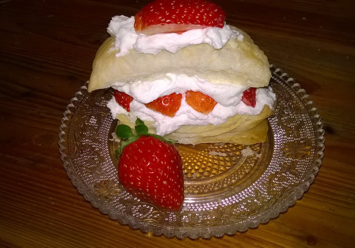 Ciastko z ciasta francuskiego takie moje owocowe millefeuille foto