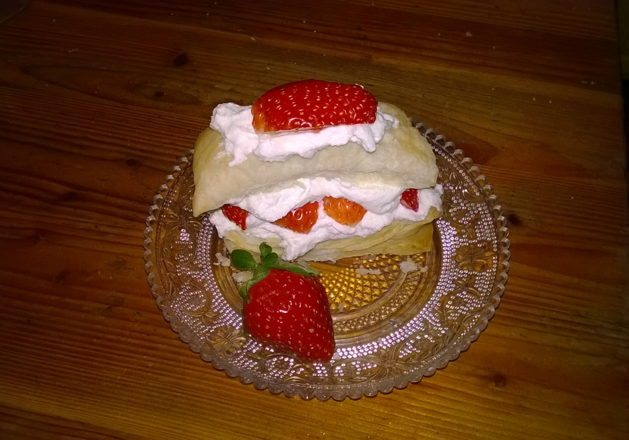 Ciastko z ciasta francuskiego takie moje owocowe millefeuille foto
