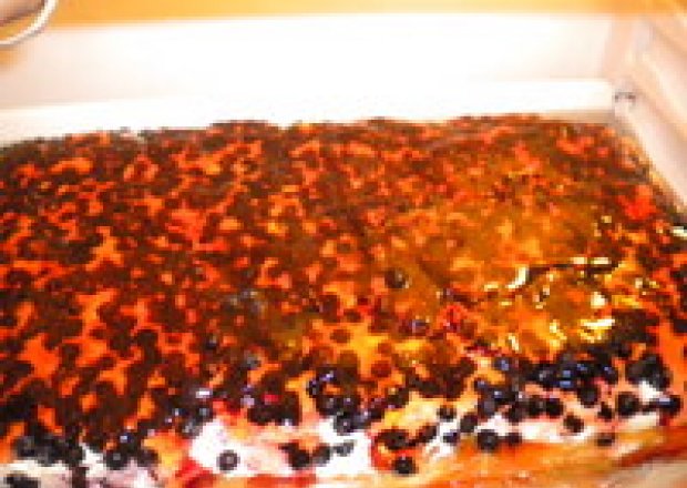 Fotografia przedstawiająca ciastko z jagodami