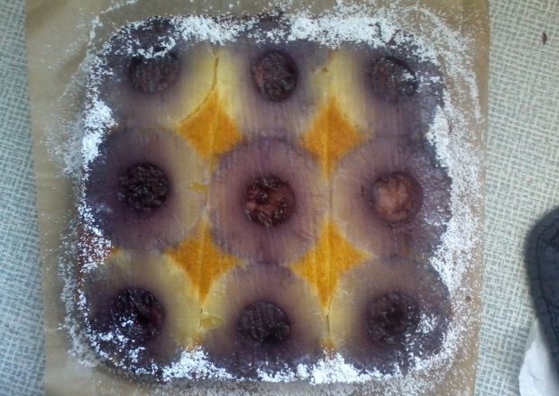 Fotografia przedstawiająca Ciasto ananasowe  z dżemem z czarnej porzeczki