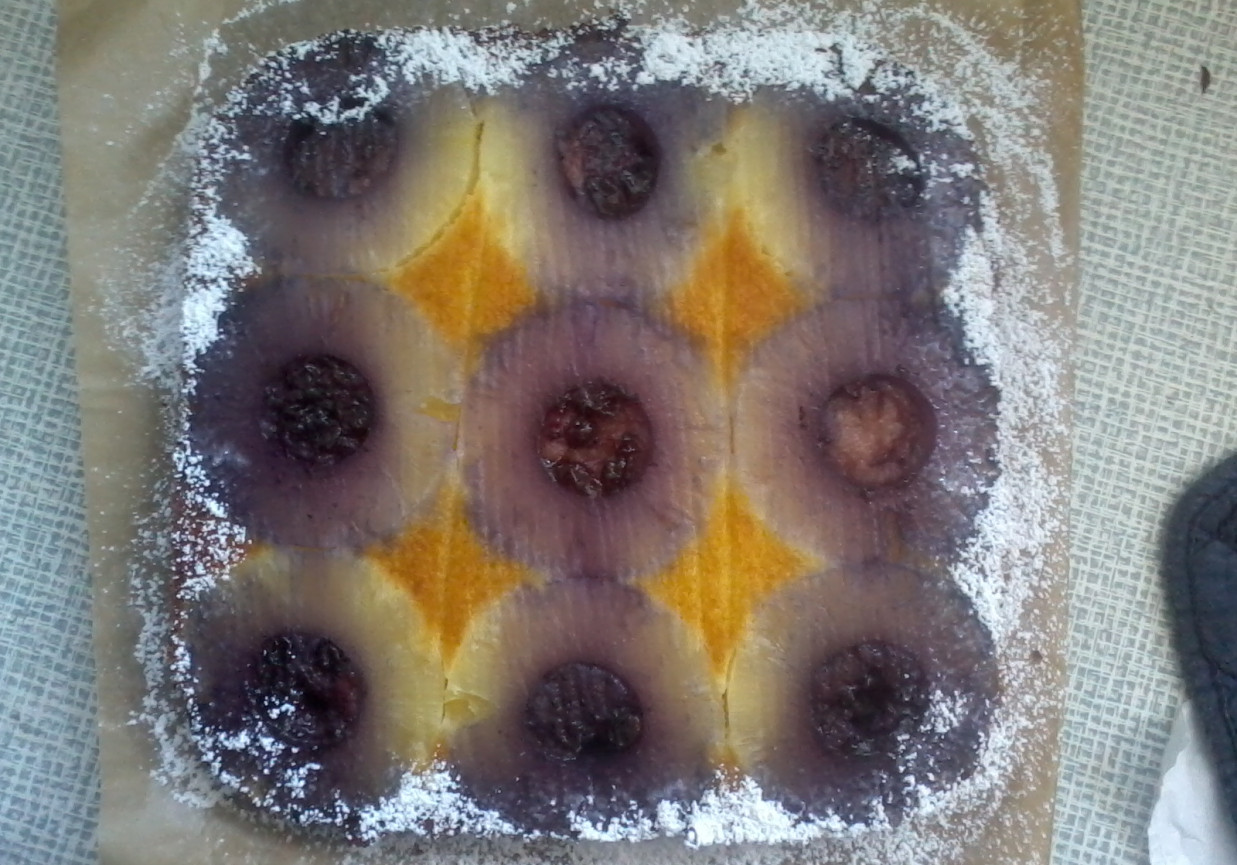 Ciasto ananasowe  z dżemem z czarnej porzeczki foto