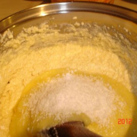 Krok 4 - Ciasto ananasowo - kokosowe foto