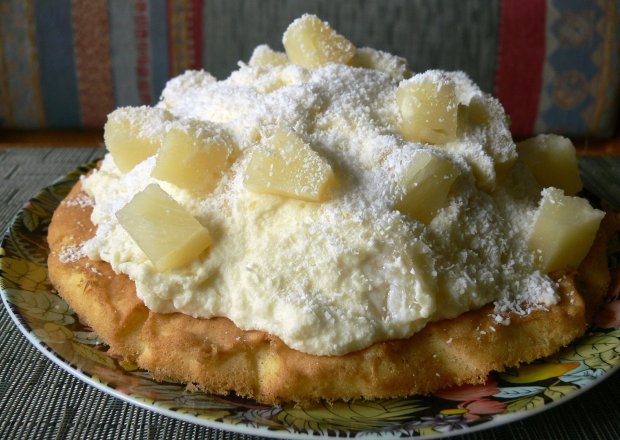Fotografia przedstawiająca Ciasto ananasowo-kokosowe w stylu Pina colada