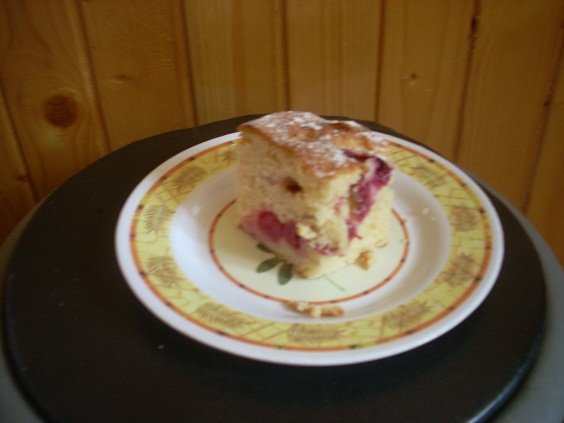Fotografia przedstawiająca Ciasto babkowe z wiśniami