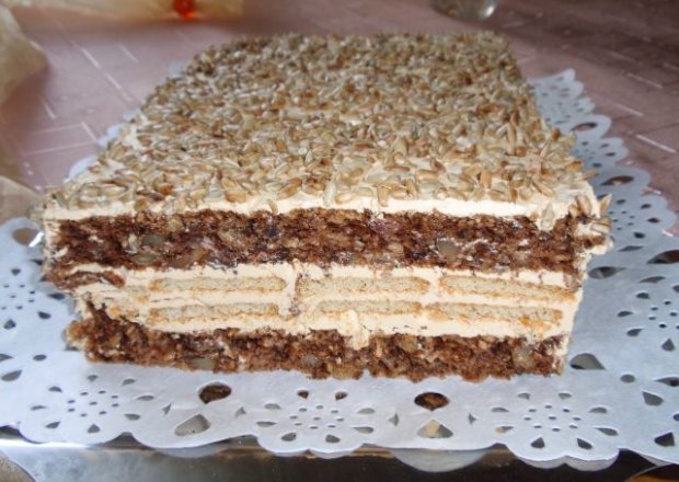 Fotografia przedstawiająca ciasto bakaliowo kremowe