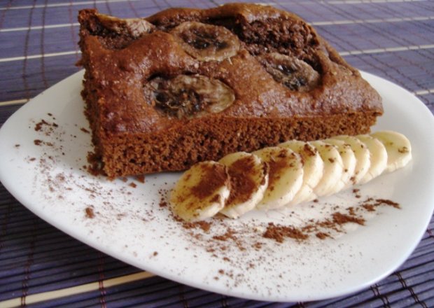 Fotografia przedstawiająca Ciasto bananowe z mąki razowej bez cukru