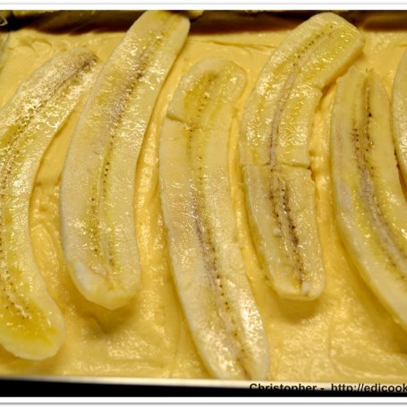Krok 3 - Ciasto bananowe z winogronami i marcepanem. foto