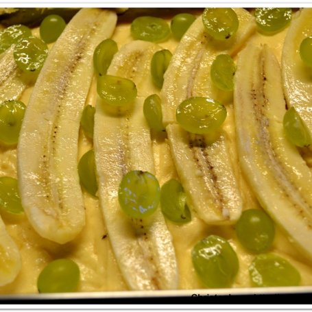 Krok 4 - Ciasto bananowe z winogronami i marcepanem. foto
