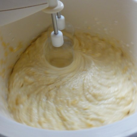 Krok 2 - Ciasto bananowo- truskawkowe foto
