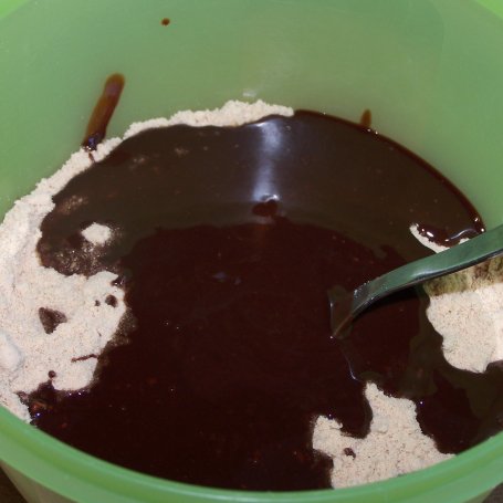 Krok 3 - Ciasto bez pieczenia, czyli ze śmietanką, musem truskakwowym i winogronami :) foto