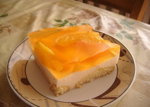 Fotografia przedstawiająca Ciasto bez pieczenia z brzoskwiniami