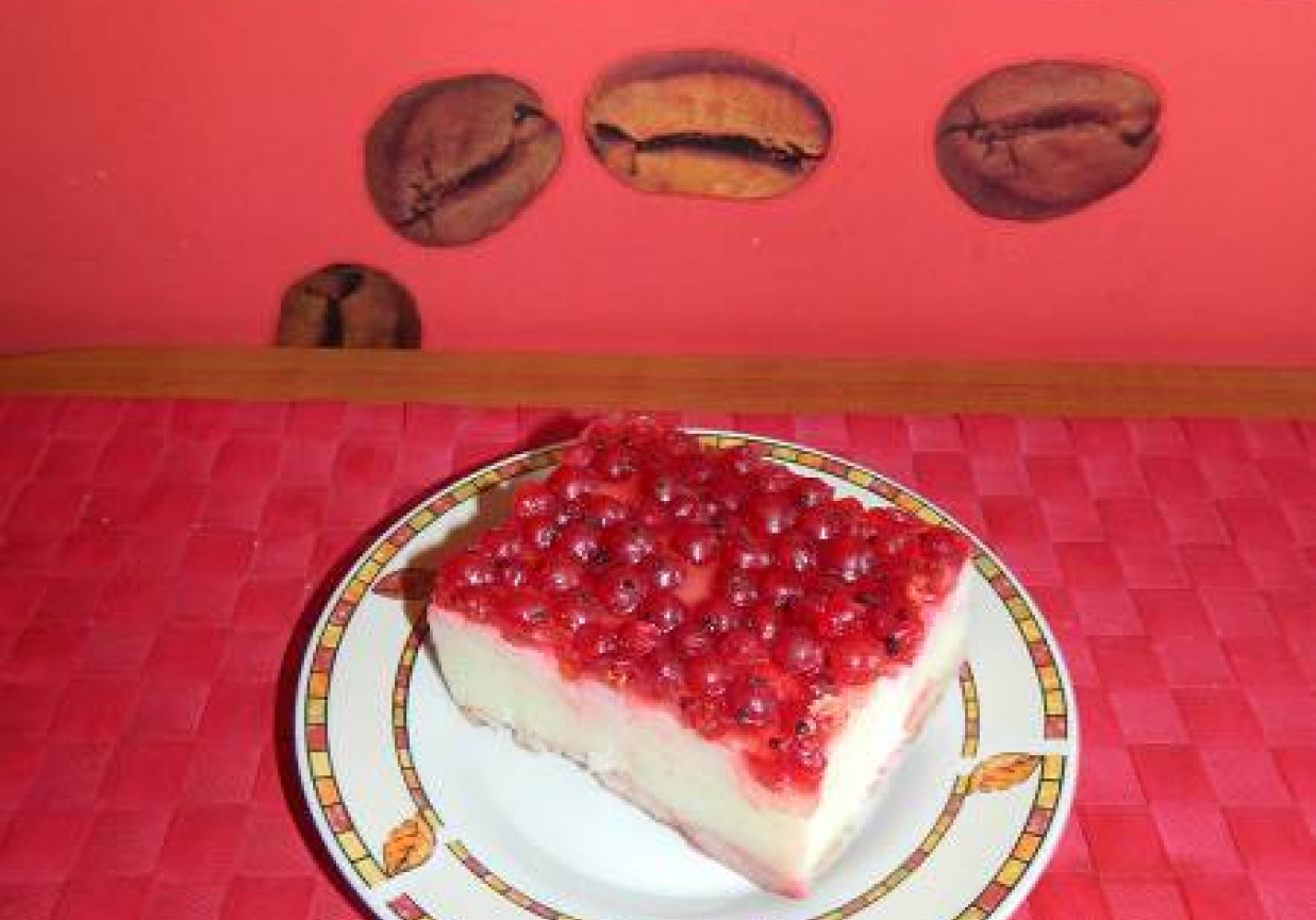 Ciasto bez pieczenia z czerwonymi porzeczkami w galaretce na herbatnikach z kaszą manną. foto