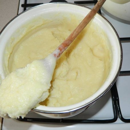 Krok 1 - Ciasto bez pieczenia z czerwonymi porzeczkami w galaretce na herbatnikach z kaszą manną. foto