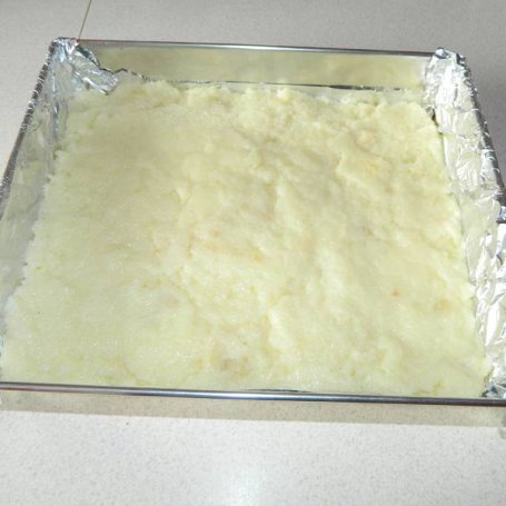 Krok 2 - Ciasto bez pieczenia z czerwonymi porzeczkami w galaretce na herbatnikach z kaszą manną. foto