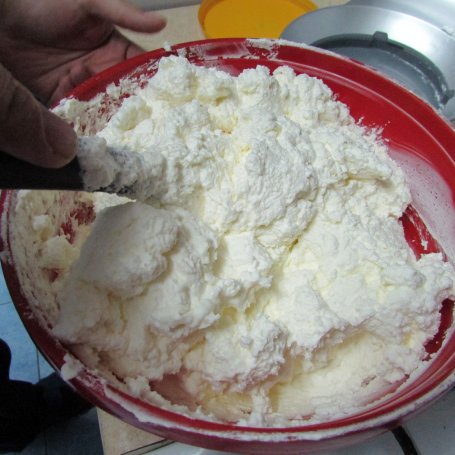Krok 6 - Ciasto bez pieczenia z kremem migdałowym  foto