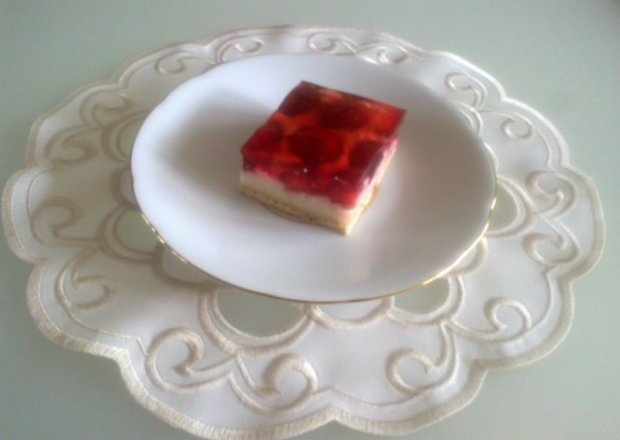 Fotografia przedstawiająca Ciasto bez pieczenia z truskawkami i galaretką