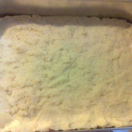 Krok 4 - Ciasto bez pieczenia z truskawkami i galaretką foto