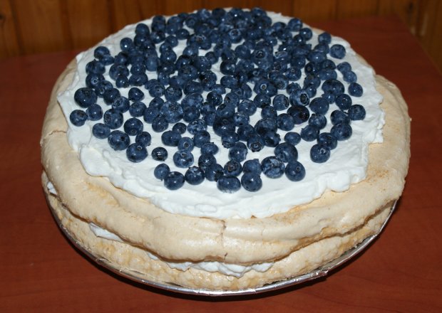 Fotografia przedstawiająca Ciasto bezowe z borówką amerykańską