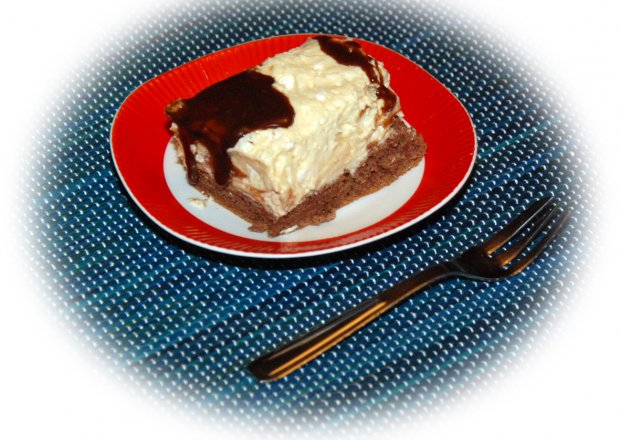 Fotografia przedstawiająca Ciasto bezowo-kremowe na biszkopcie