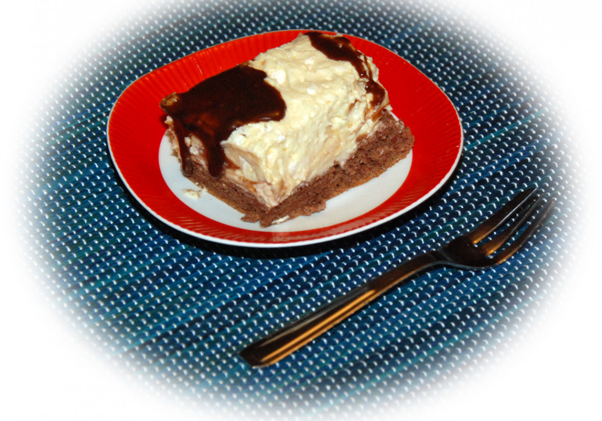 Ciasto bezowo-kremowe na biszkopcie foto