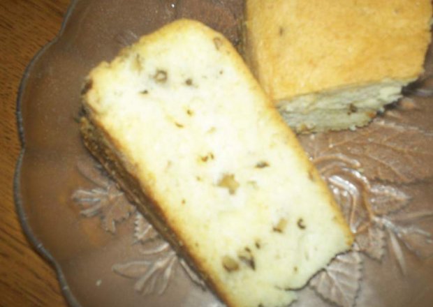 Fotografia przedstawiająca Ciasto białkowe z orzechami włoskimi