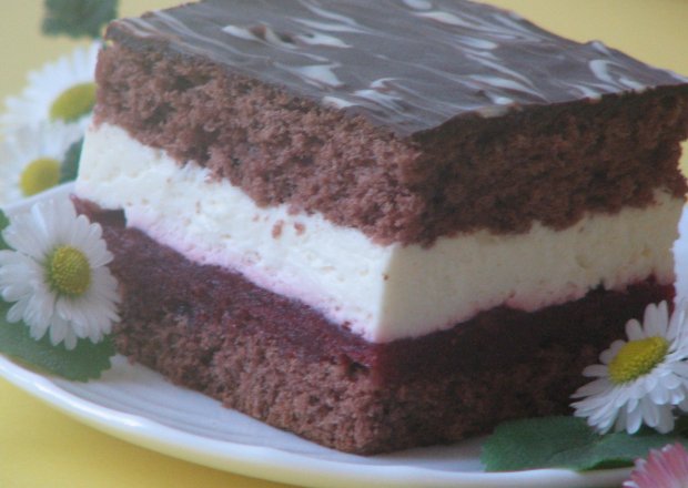 Fotografia przedstawiająca Ciasto biszkoptowe truskawkowo - śmietanowe