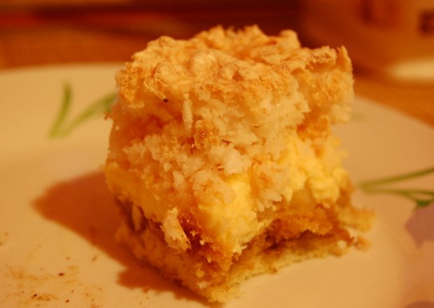Fotografia przedstawiająca Ciasto biszkoptowe z ananasem