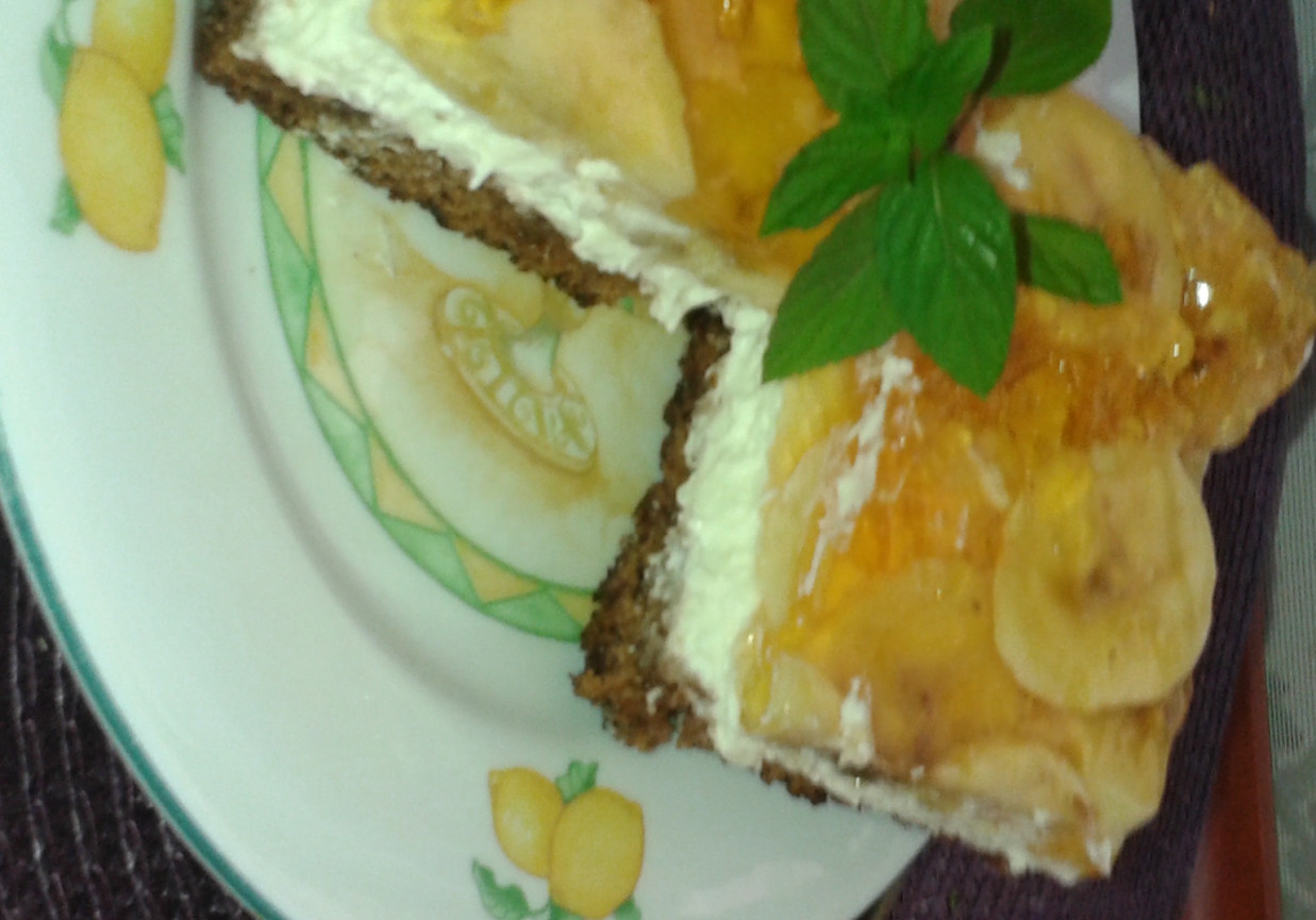 Ciasto biszkoptowe z bananem i galaretką foto