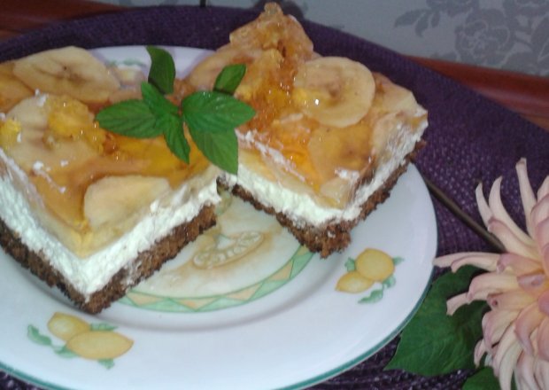 Fotografia przedstawiająca Ciasto biszkoptowe z bananem i galaretką