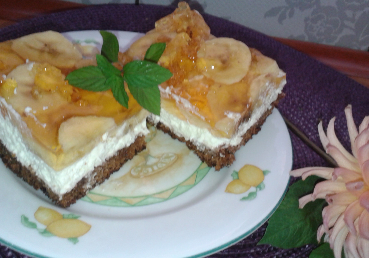 Ciasto biszkoptowe z bananem i galaretką foto