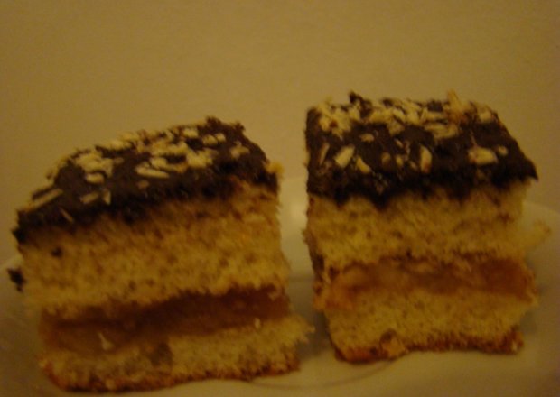 Fotografia przedstawiająca Ciasto biszkoptowe z czekoladą