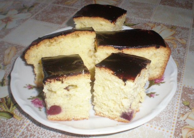 Fotografia przedstawiająca Ciasto biszkoptowe z czereśniami i polewą czekoladową