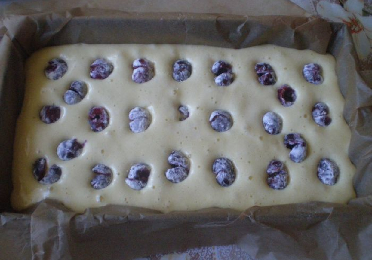 Ciasto biszkoptowe z czereśniami i polewą czekoladową foto