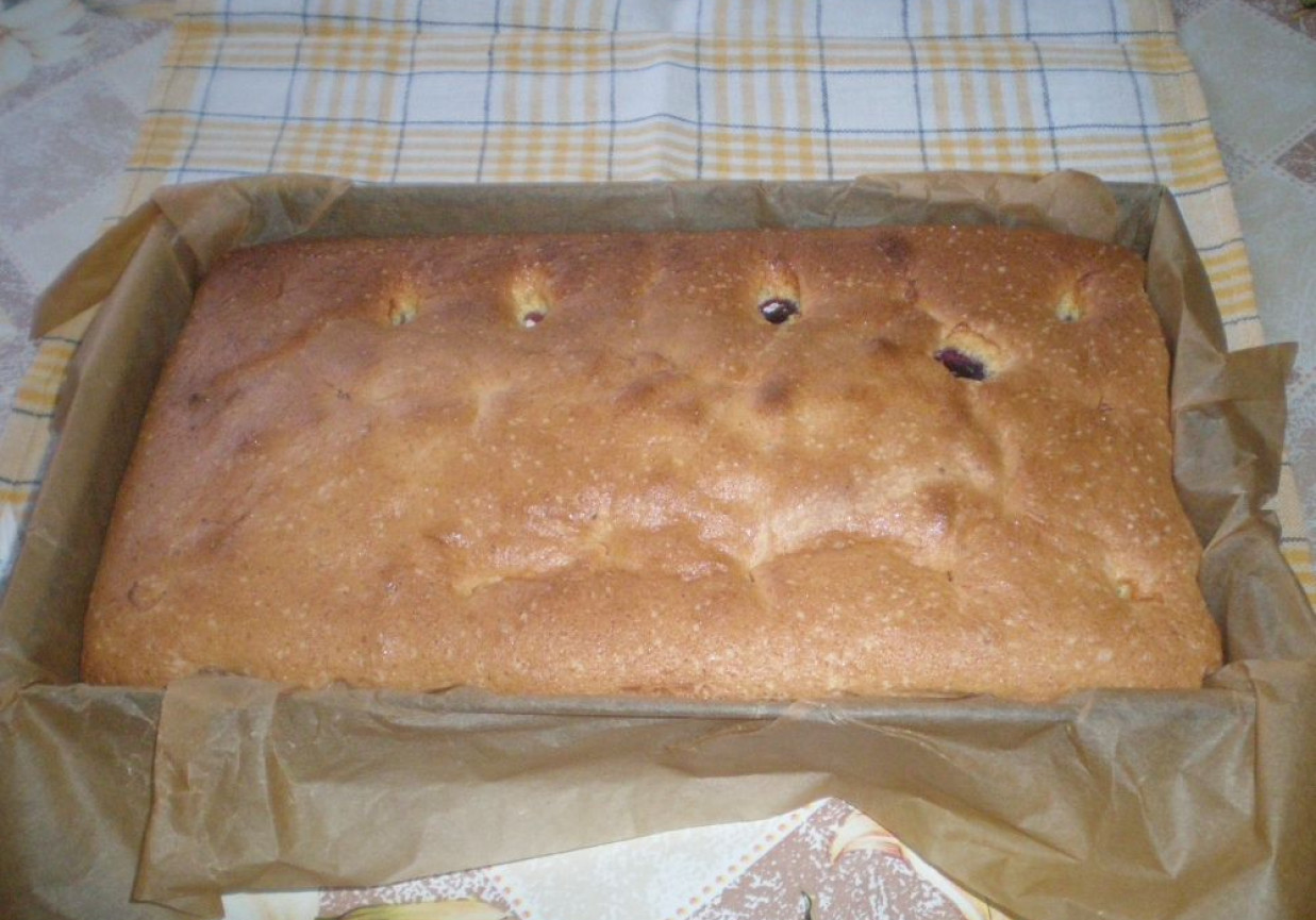 Ciasto biszkoptowe z czereśniami i polewą czekoladową foto