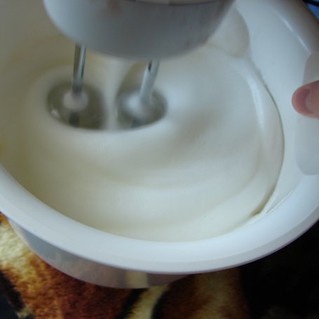 Krok 1 - Ciasto biszkoptowe z galaretką foto