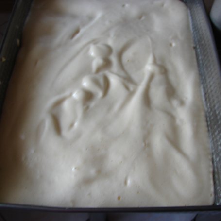 Krok 2 - Ciasto biszkoptowe z galaretką foto